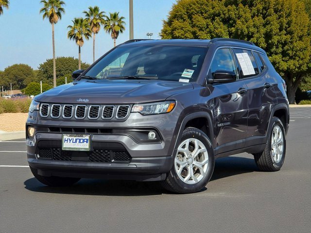 Used 2024 Jeep Compass Latitude image 2