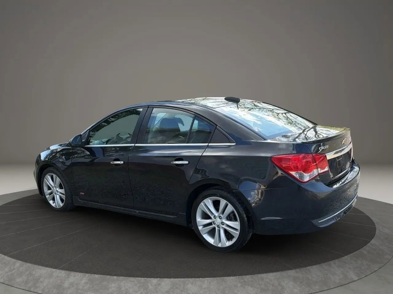 Used 2015 Chevrolet Cruze LTZ w/ Sun, Sound and Sport Package FWD image 5