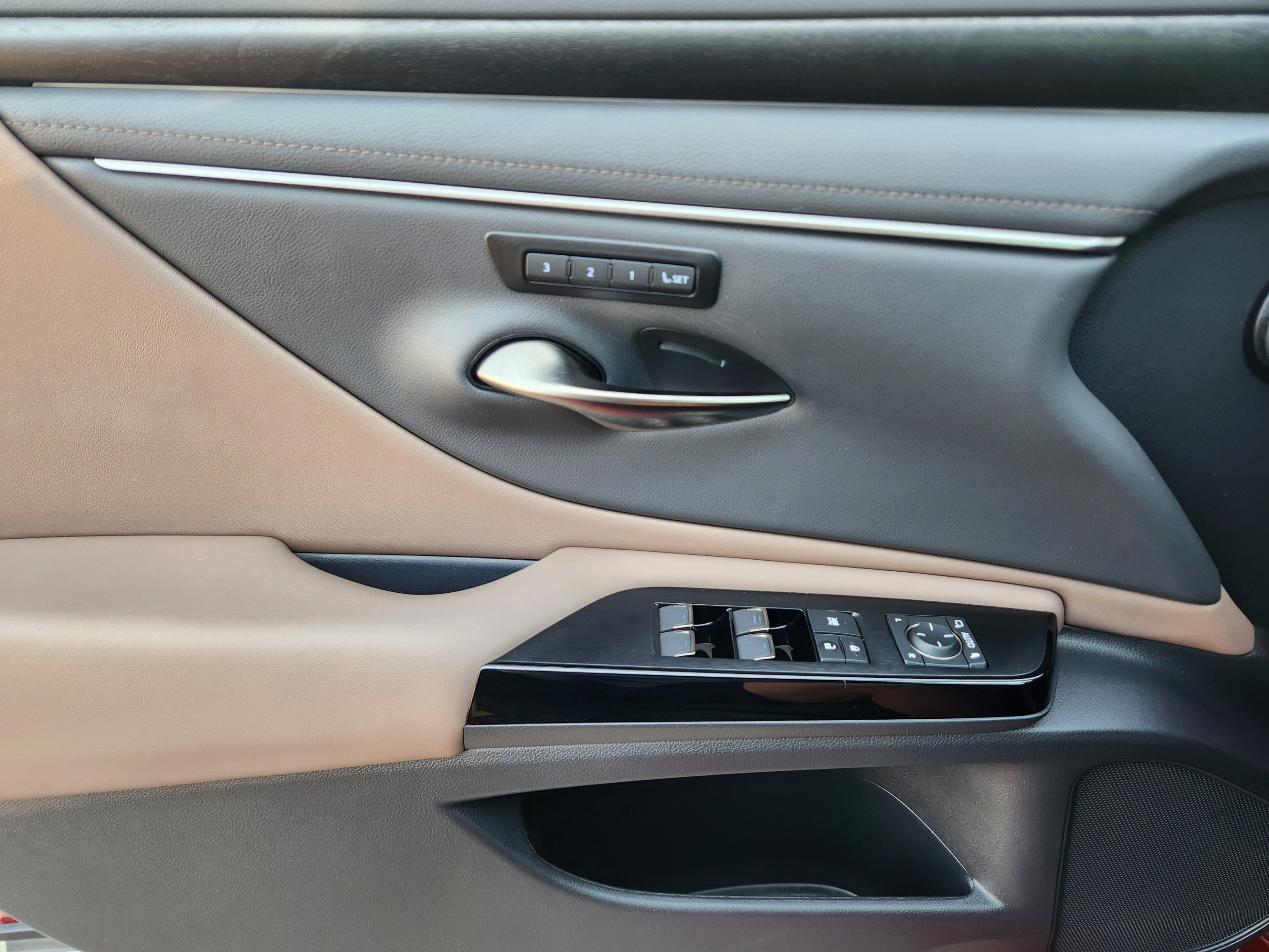 Certified 2025 Lexus ES 350 w/ Premium Package FWD image 18