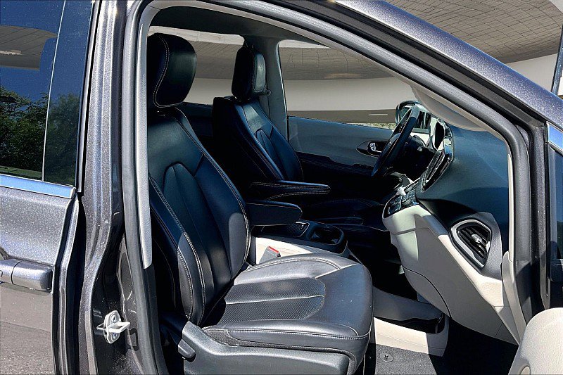 Used 2023 Chrysler Pacifica Touring-L image 7