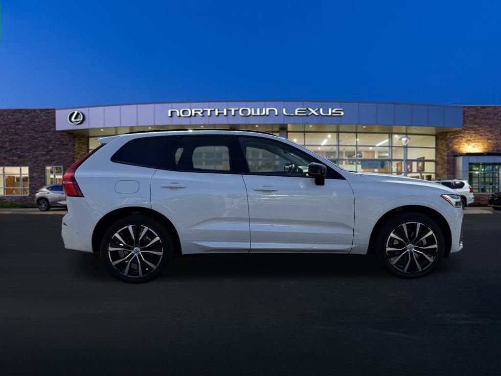 Used 2023 Volvo XC60 B5 Plus image 23