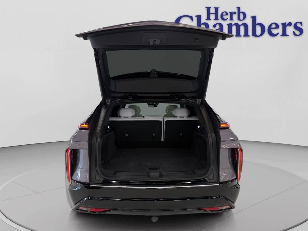 Used 2024 Cadillac Lyriq Luxury AWD/4WD image 8