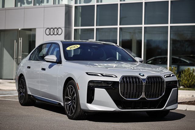 Used 2025 BMW 740i xDrive image 2