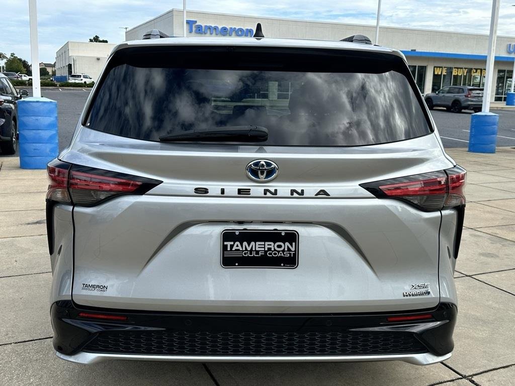 Used 2021 Toyota Sienna XSE image 3
