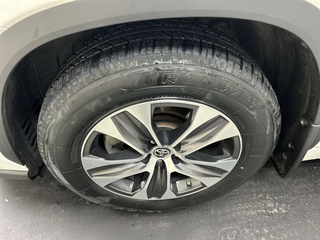 Used 2021 Toyota Highlander XLE AWD/4WD image 8