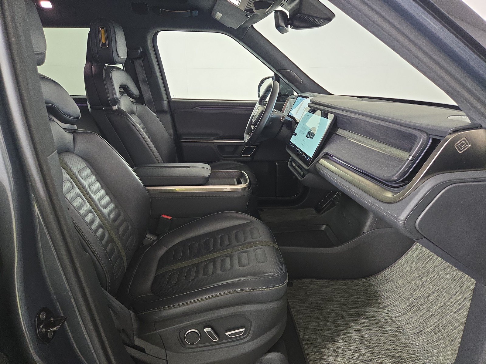 Used 2024 Rivian R1T Adventure AWD/4WD image 23