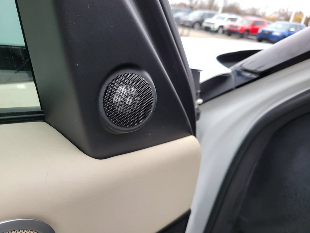 Used 2017 Land Rover Discovery HSE AWD/4WD image 16