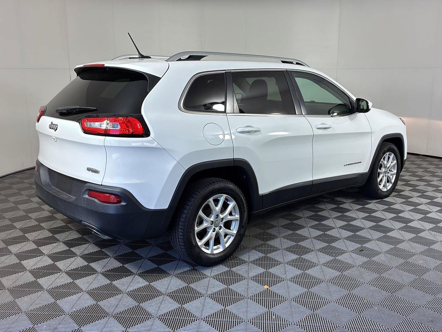 Used 2015 Jeep Cherokee Latitude w/ Cold Weather Group FWD image 5