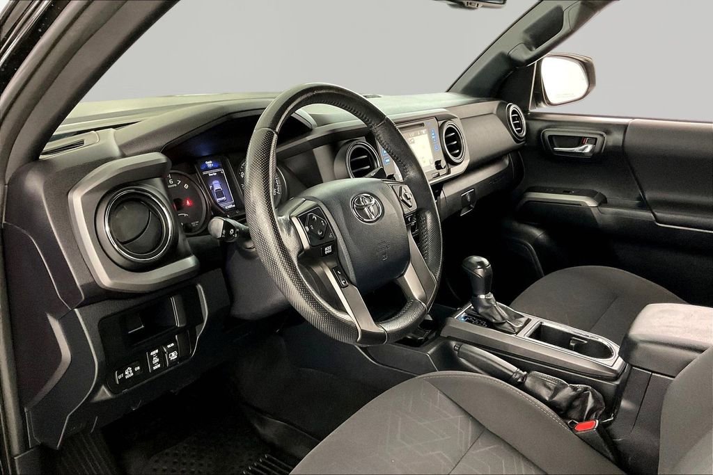 Used 2017 Toyota Tacoma TRD Off-Road w/ Premium & Technology Package image 16