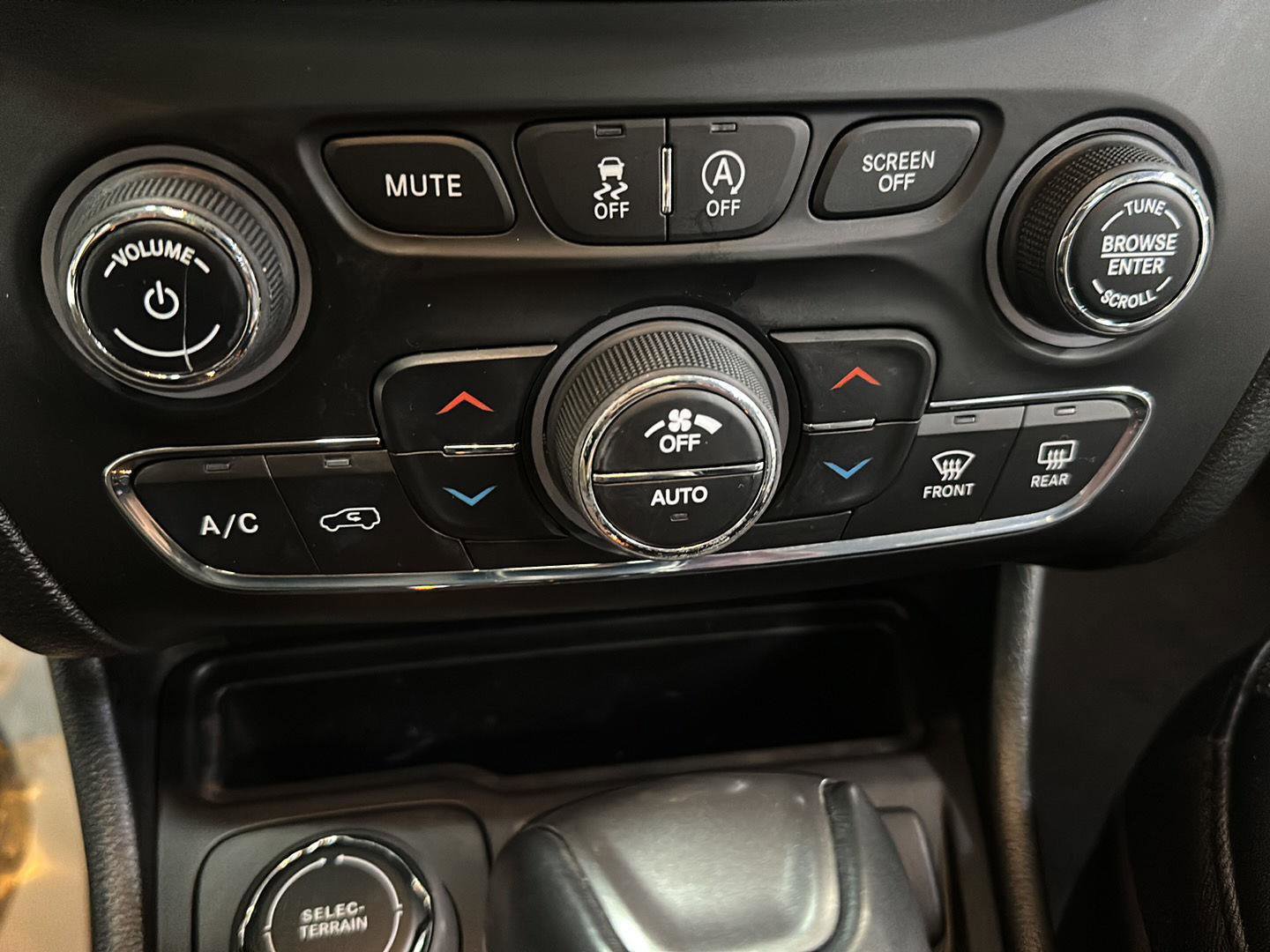 Certified 2022 Jeep Cherokee Limited AWD/4WD image 24