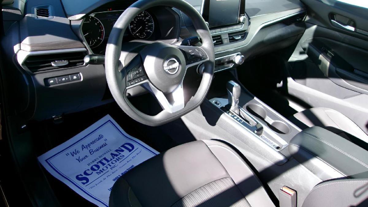 Used 2025 Nissan Altima 2.5 SV FWD image 12