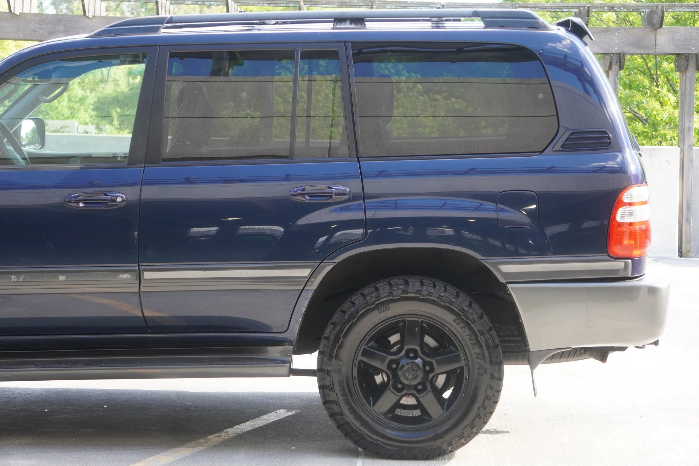 Used 2004 Toyota Land Cruiser AWD/4WD image 32