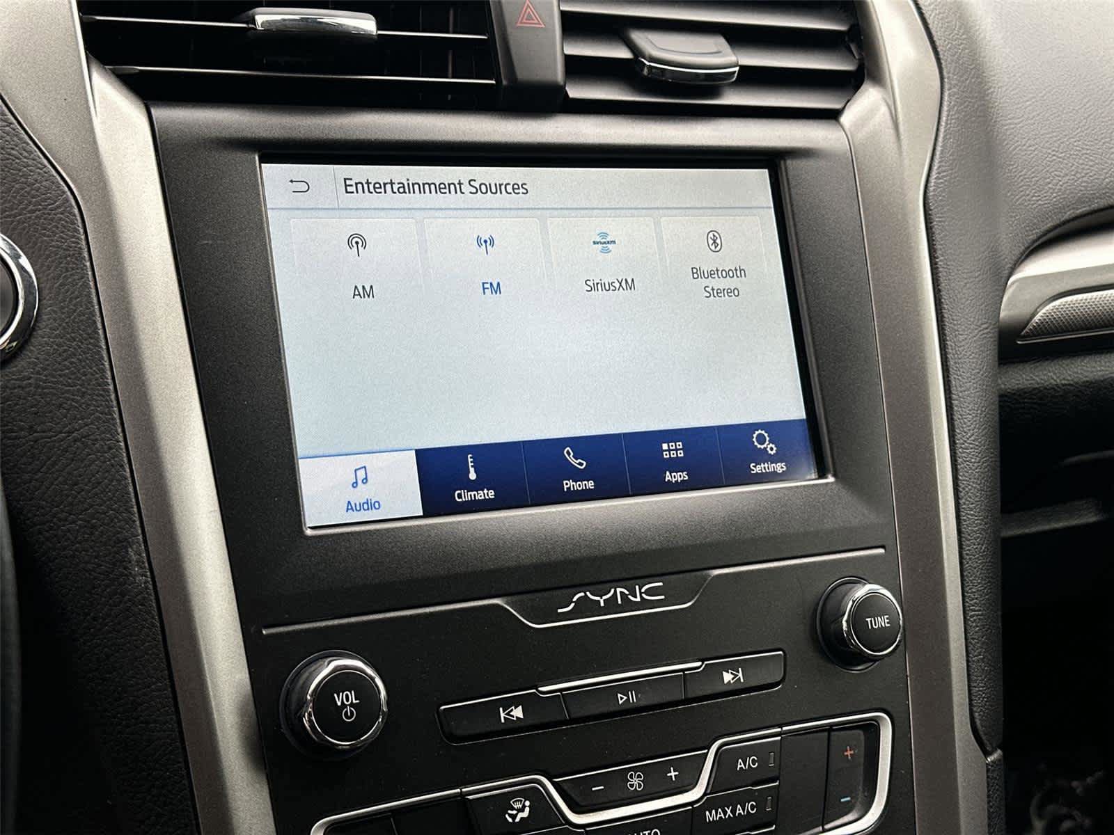 Used 2020 Ford Fusion SE FWD image 17