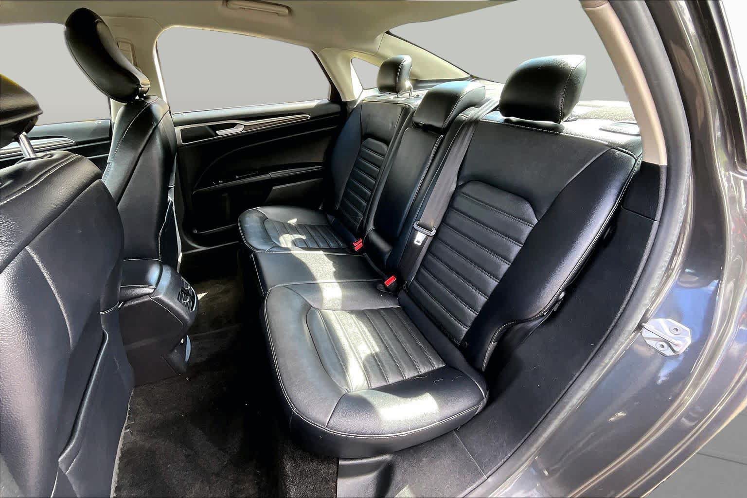 Used 2018 Ford Fusion SE w/ Fusion SE Technology Package FWD image 21