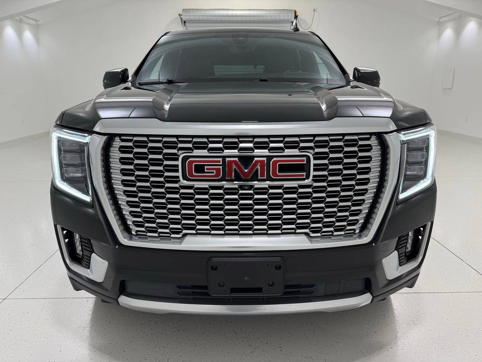 Used 2021 GMC Yukon Denali w/ Denali Premium Package image 2