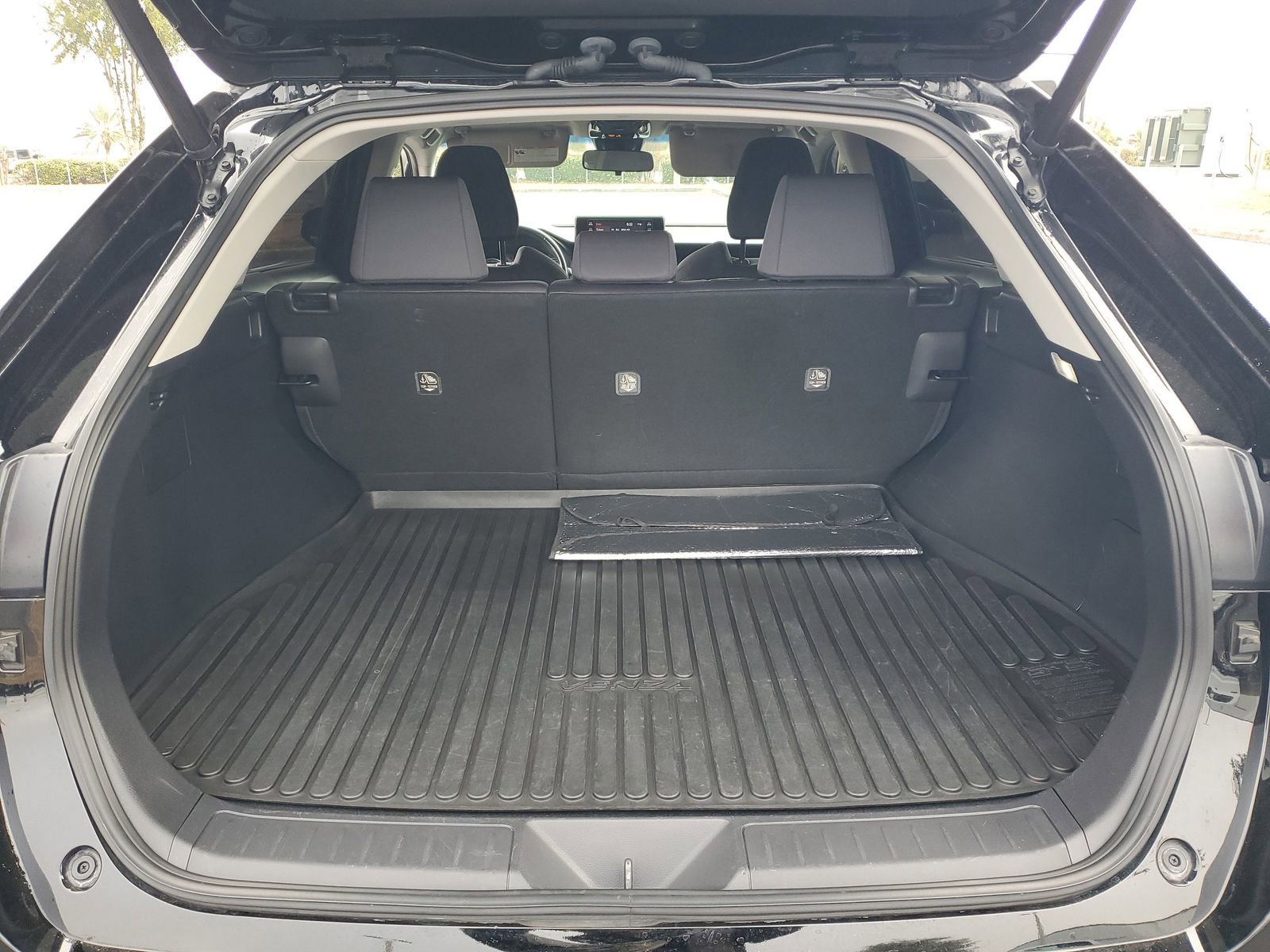 Used 2022 Toyota Venza LE image 8