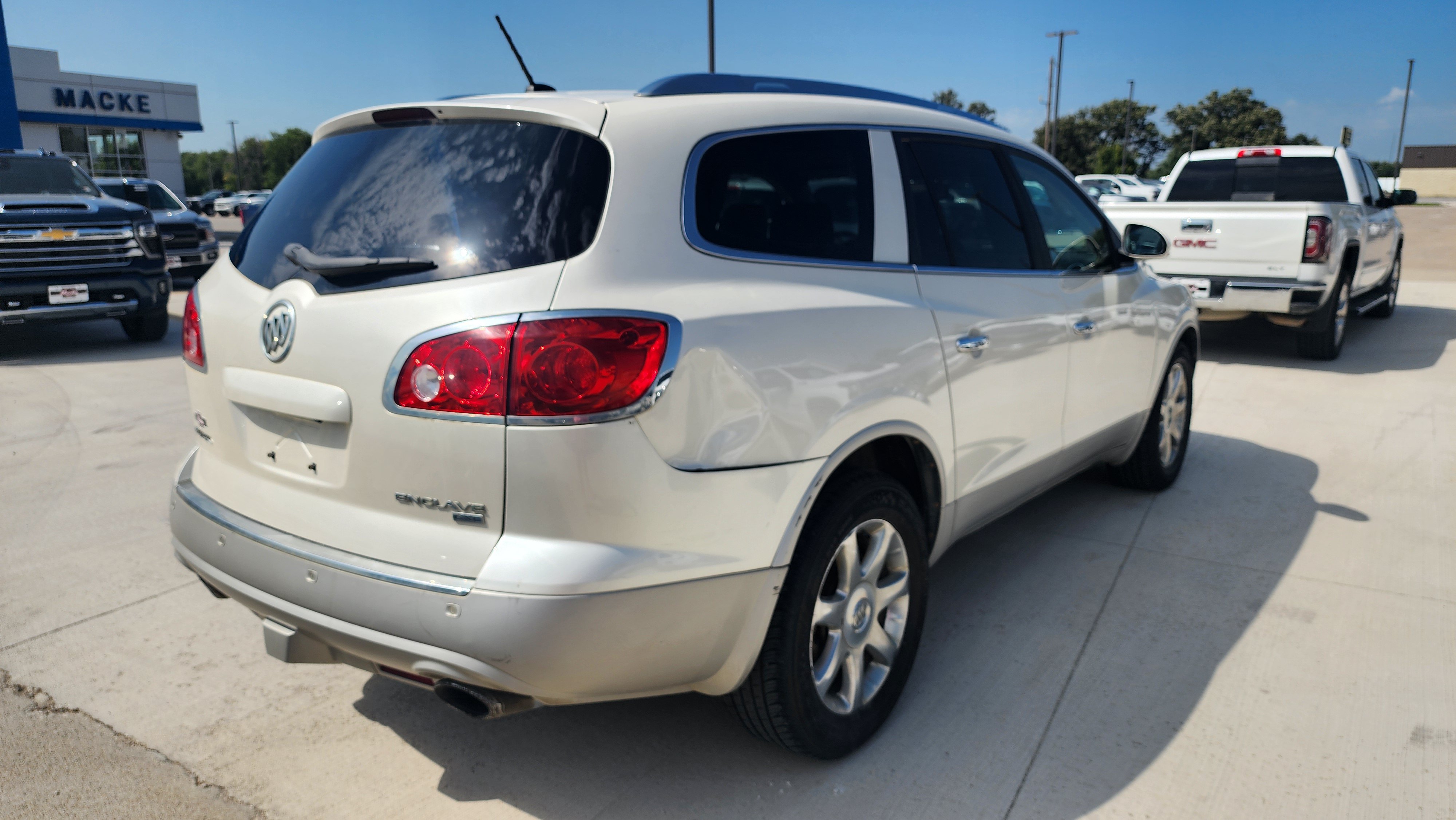 Used 2009 Buick Enclave CXL w/ Driver Confidence Package FWD image 5