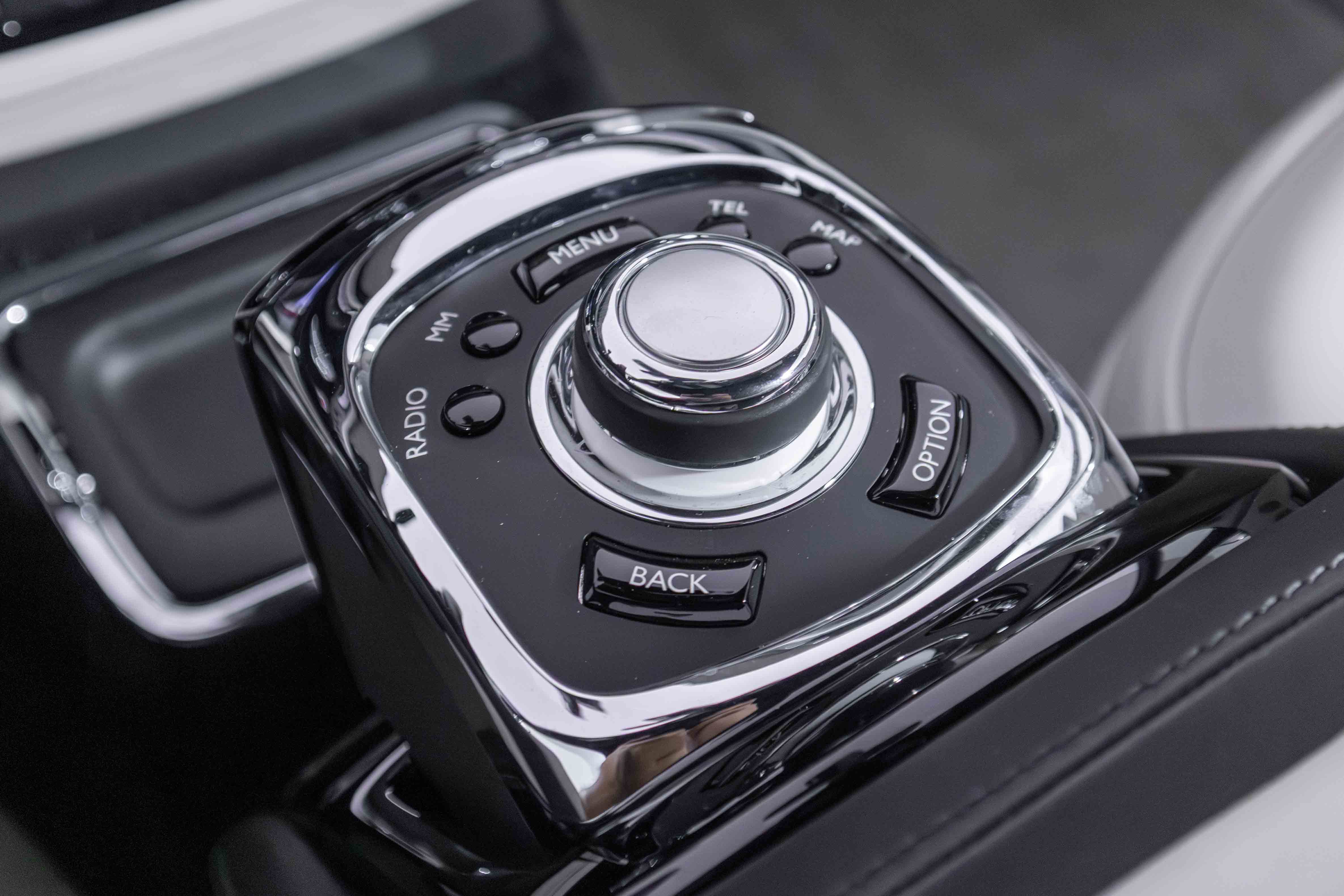 Used 2013 Rolls-Royce Phantom Drophead Coupe image 32