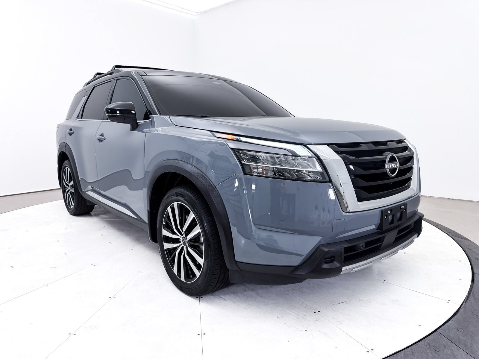 Used 2024 Nissan Pathfinder Platinum FWD image 14
