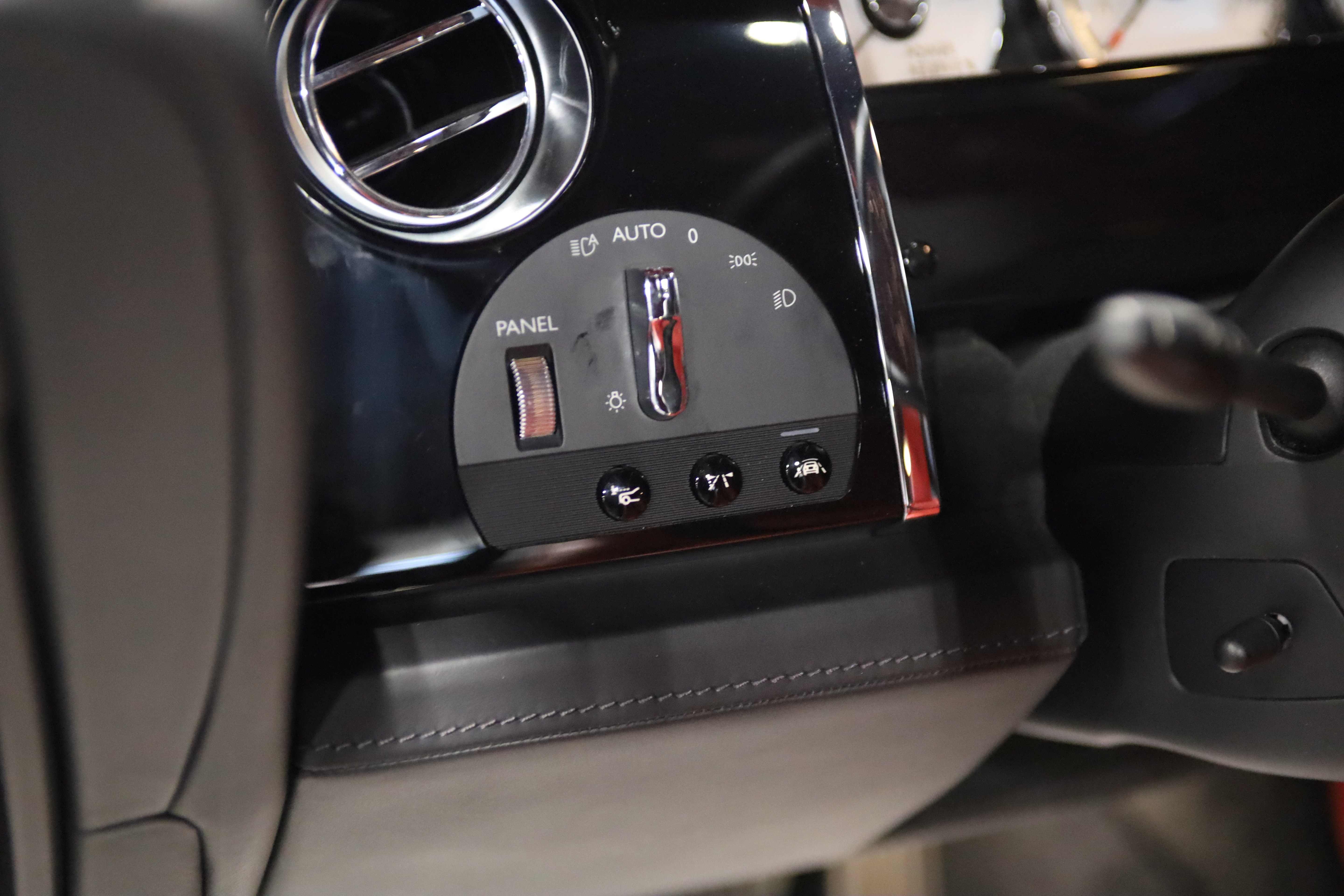 Used 2018 Rolls-Royce Wraith RWD image 18