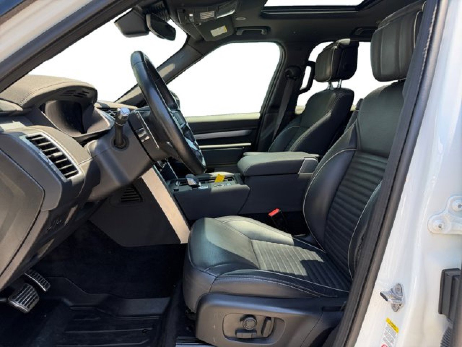Certified 2022 Land Rover Discovery HSE R-Dynamic AWD/4WD image 10