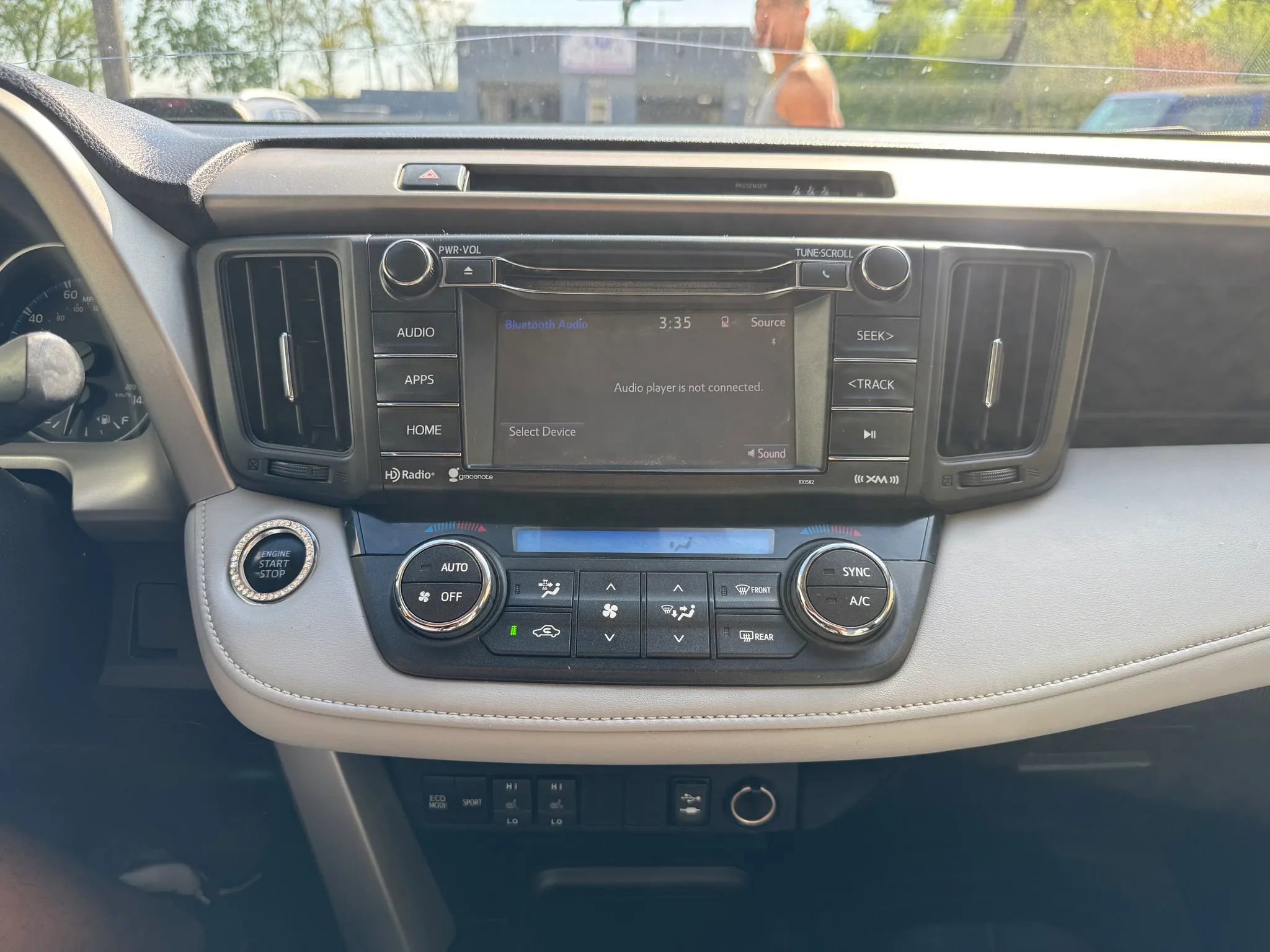 Used 2018 Toyota RAV4 XLE AWD/4WD image 16