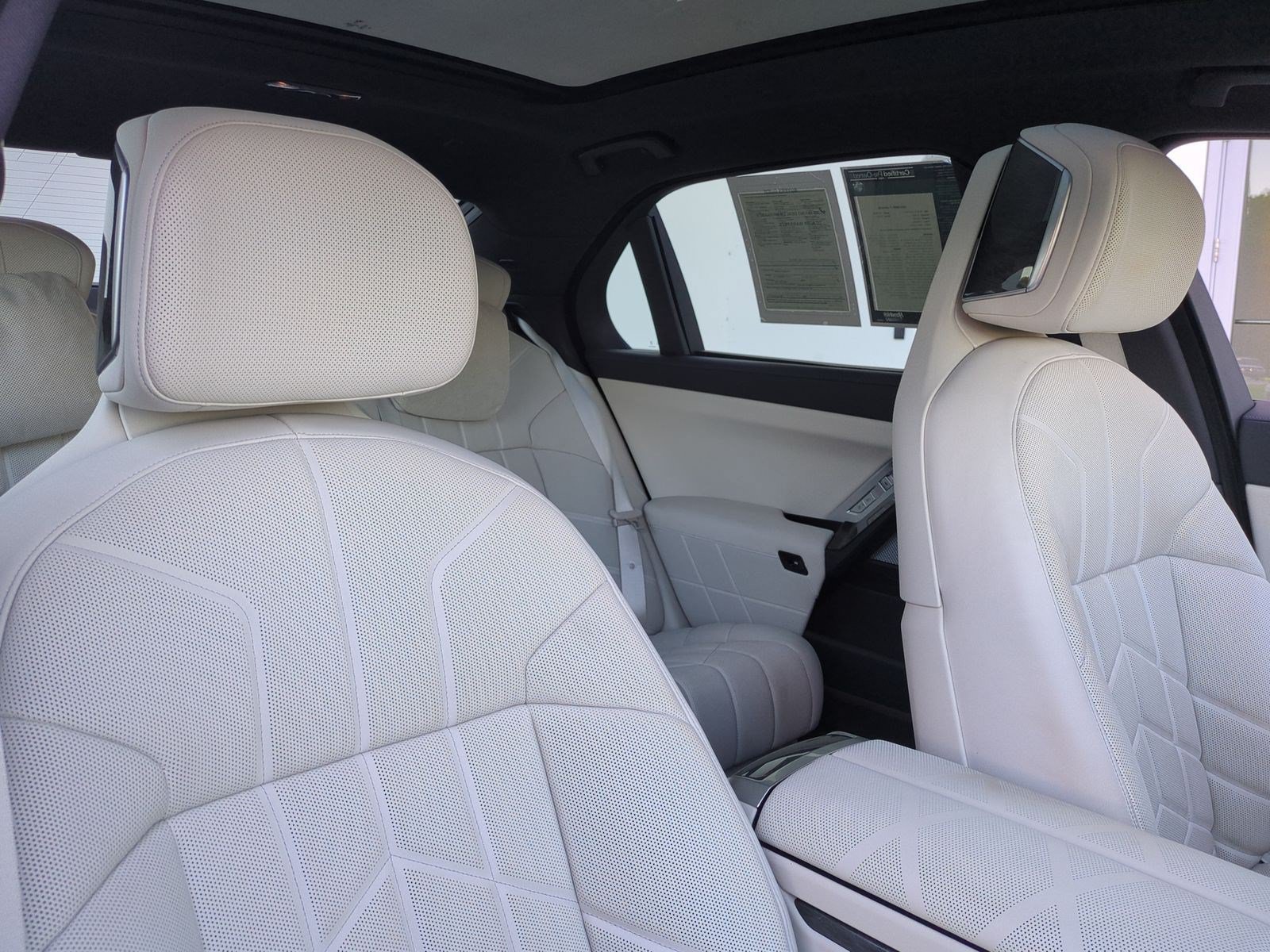 Certified 2024 BMW i7 eDrive50 w/ M Sport Package RWD image 35