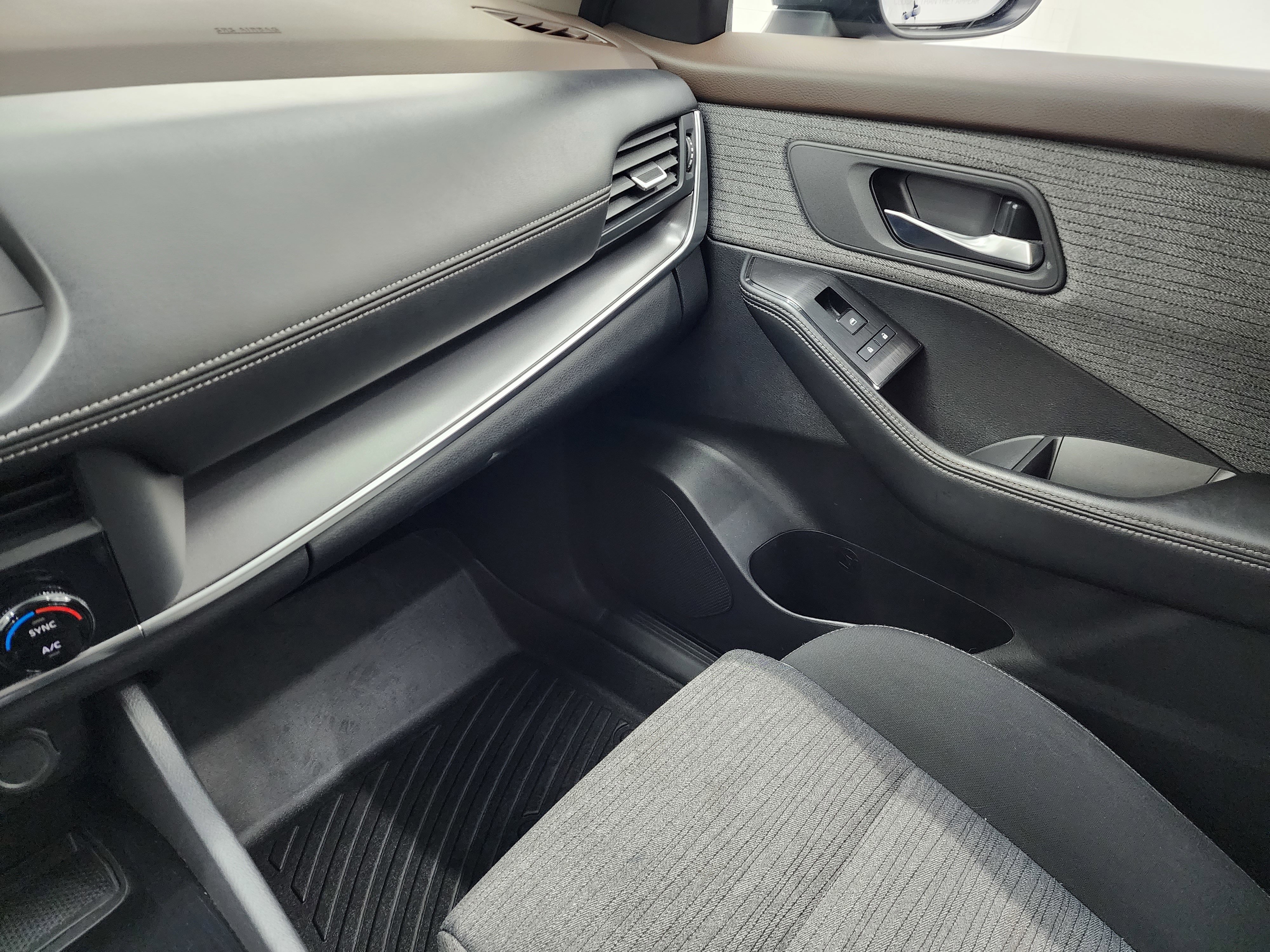 Used 2023 Nissan Rogue SV image 12