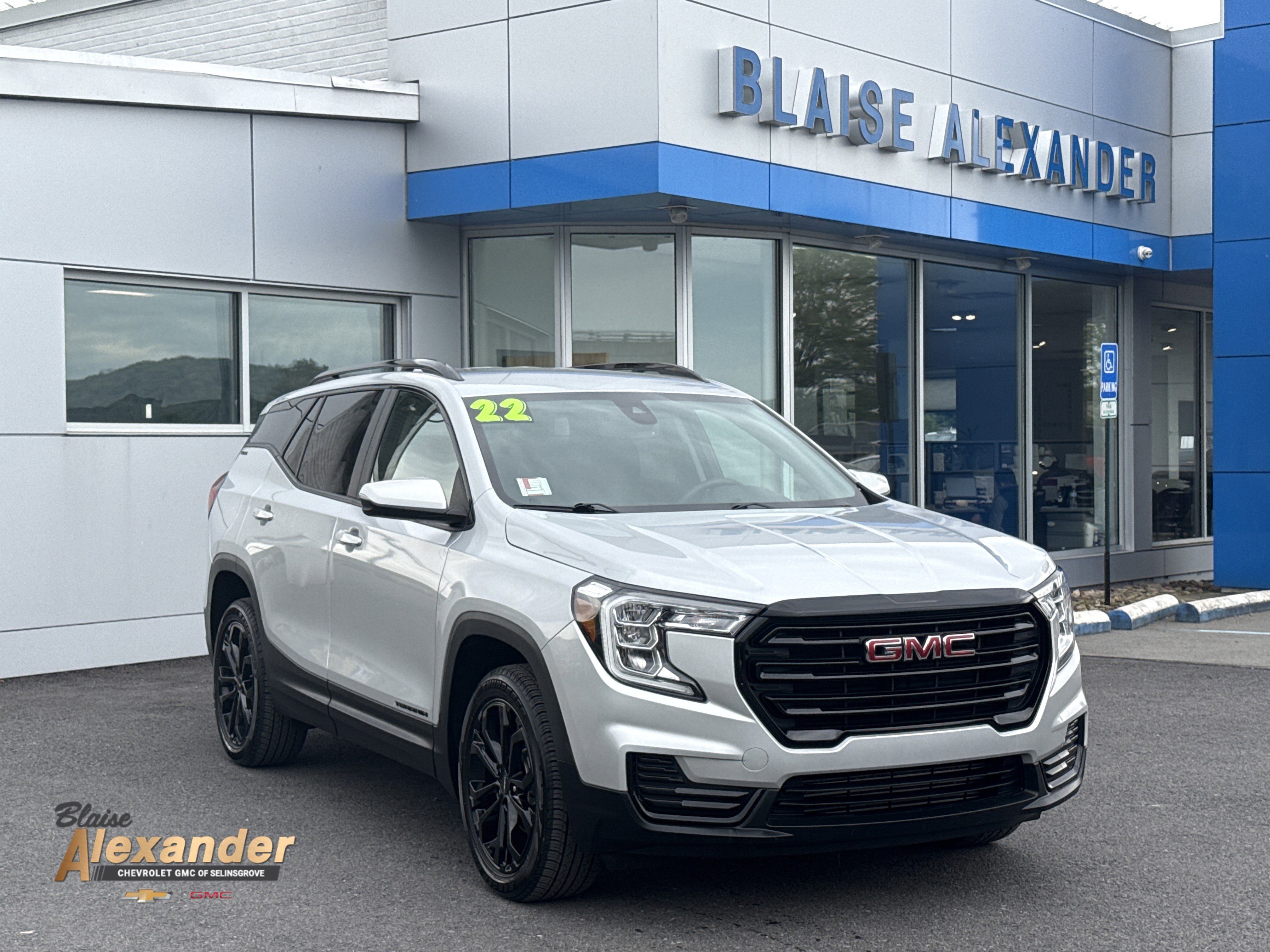 Used 2022 GMC Terrain SLE w/ Driver Convenience Package AWD/4WD image 1