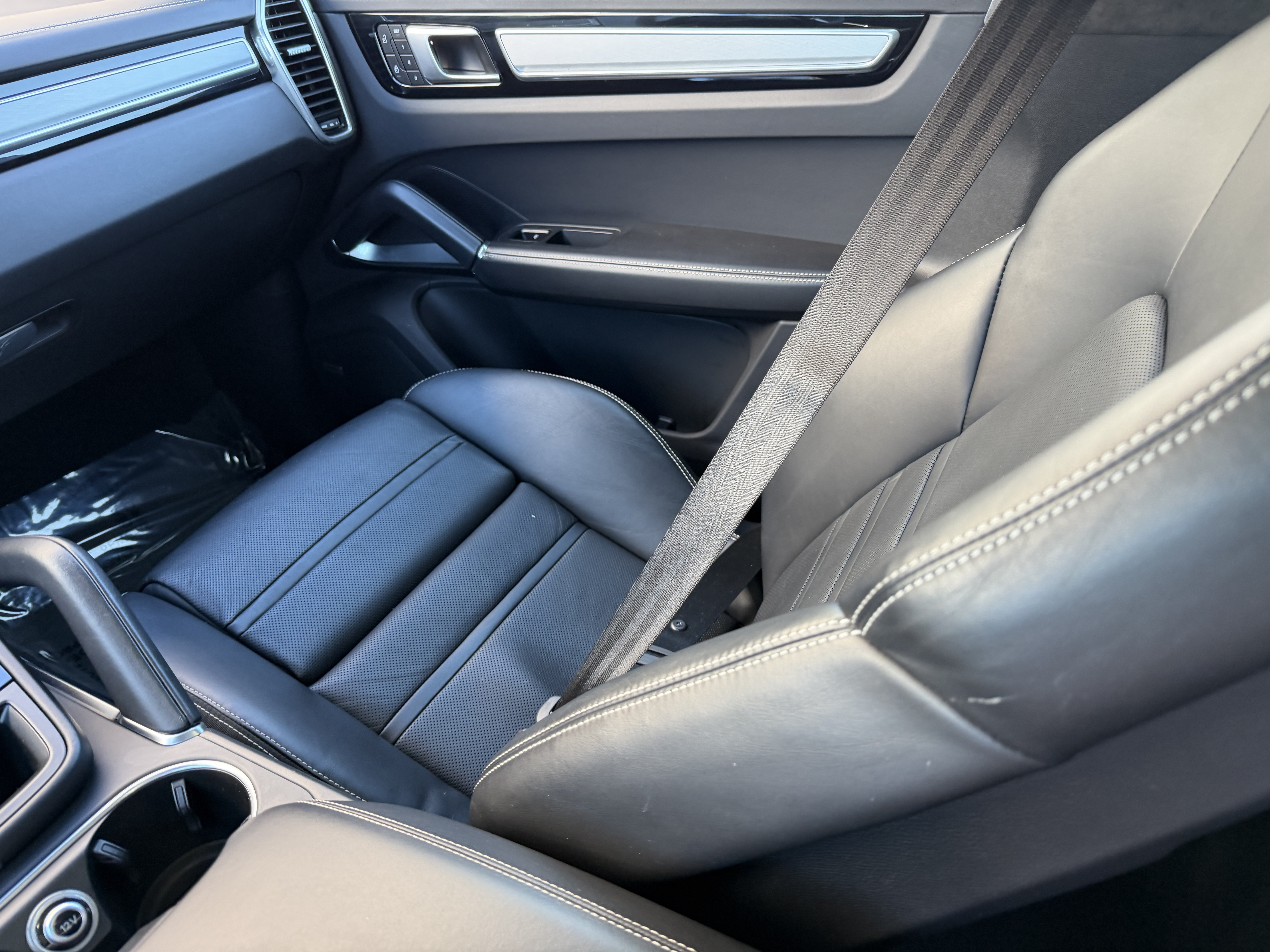 Certified 2022 Porsche Cayenne Turbo S AWD/4WD image 21