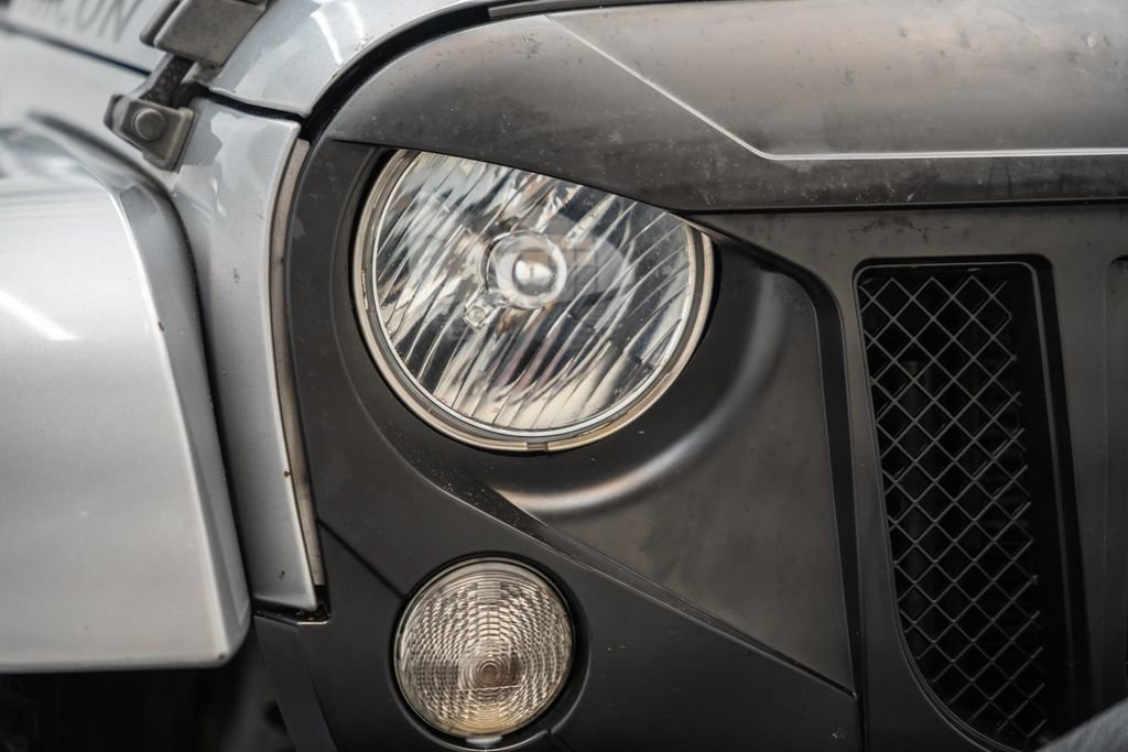 Used 2015 Jeep Wrangler Unlimited Rubicon w/ Connectivity Group image 11