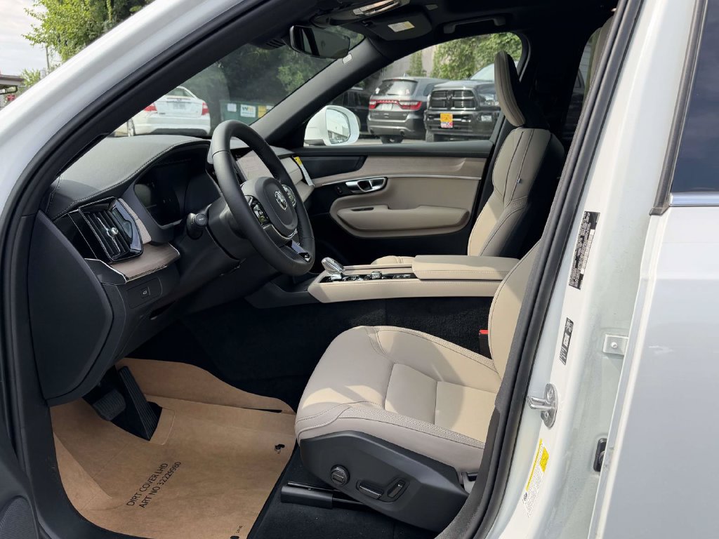 New 2026 Volvo XC90 B6 Plus w/ Protection Package Premier AWD/4WD image 15
