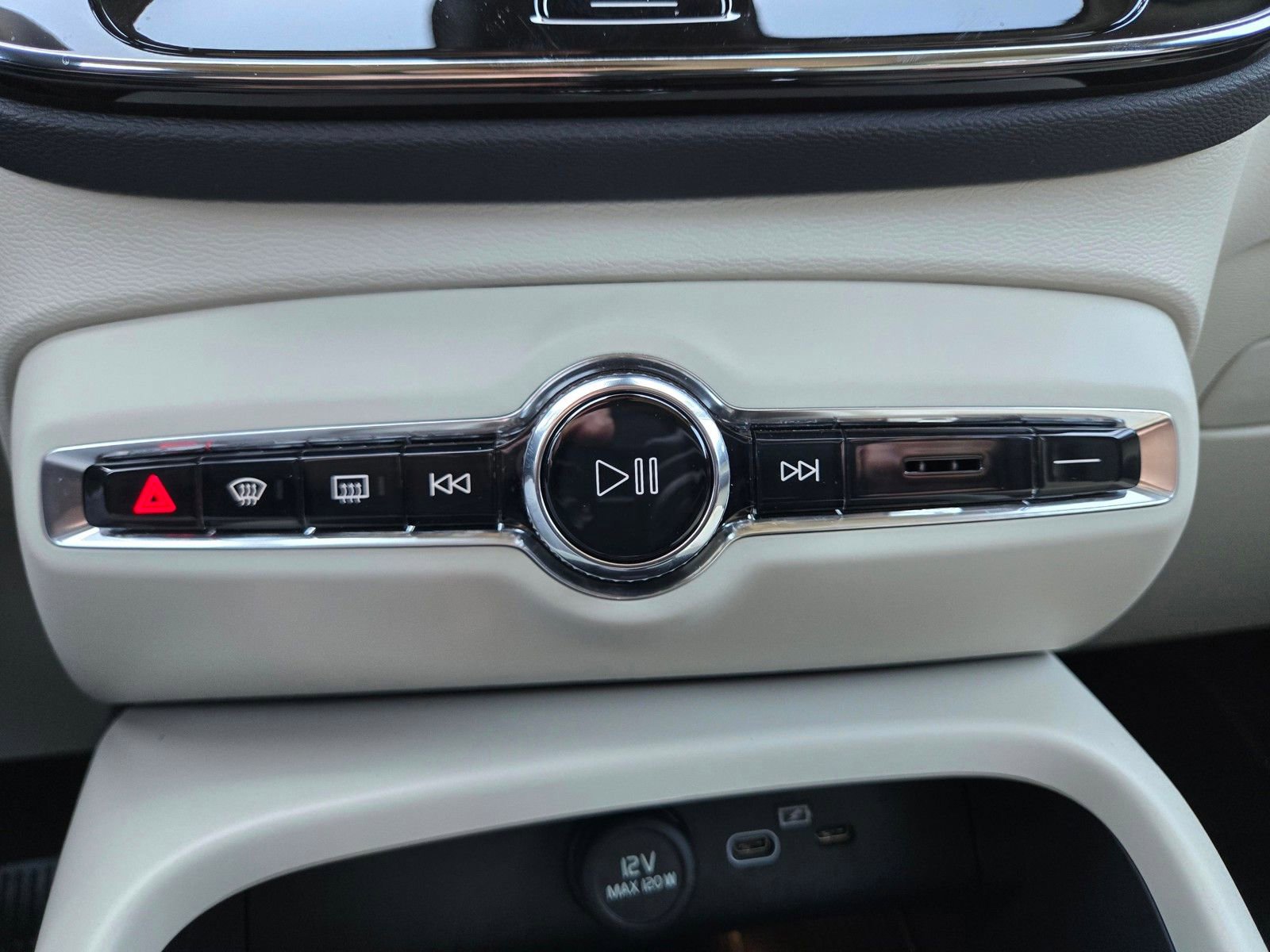 Certified 2025 Volvo XC40 B5 Plus image 22