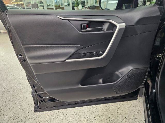 Used 2021 Toyota RAV4 LE AWD/4WD image 25