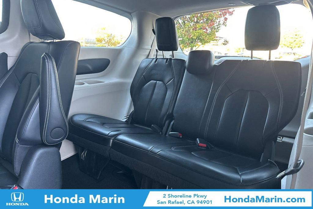 Used 2024 Chrysler Pacifica Select image 19
