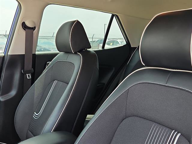 Used 2024 Hyundai Venue Limited FWD image 11