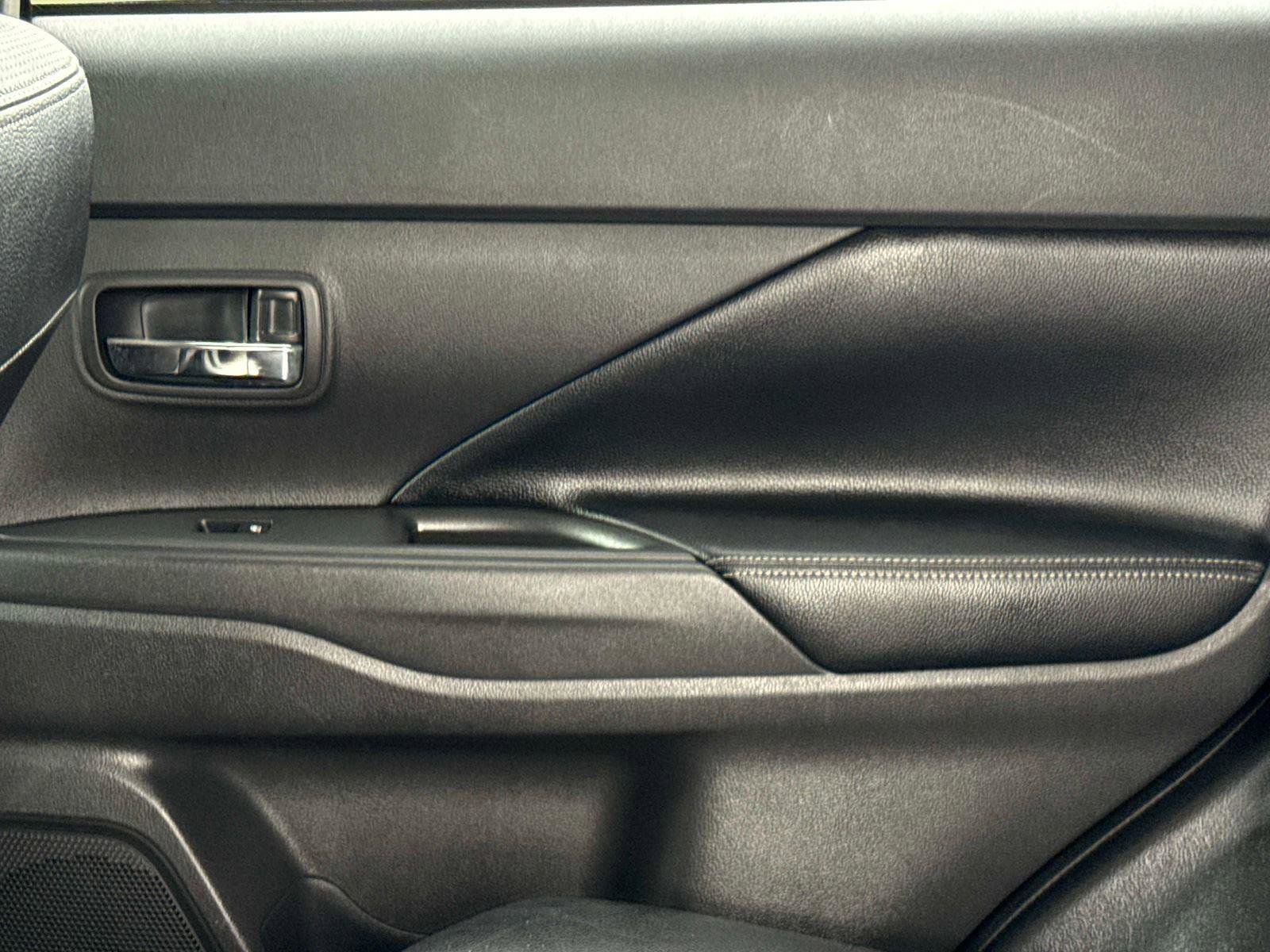 Used 2016 Mitsubishi Outlander SEL FWD image 15