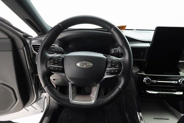 Used 2023 Ford Explorer Platinum w/ Premium Technology Package image 11