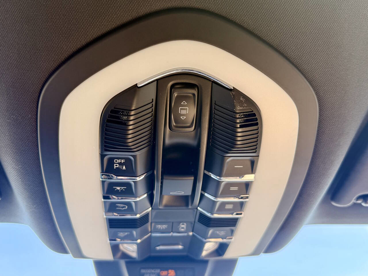 Used 2024 Porsche Macan w/ Premium Plus Package AWD/4WD image 39