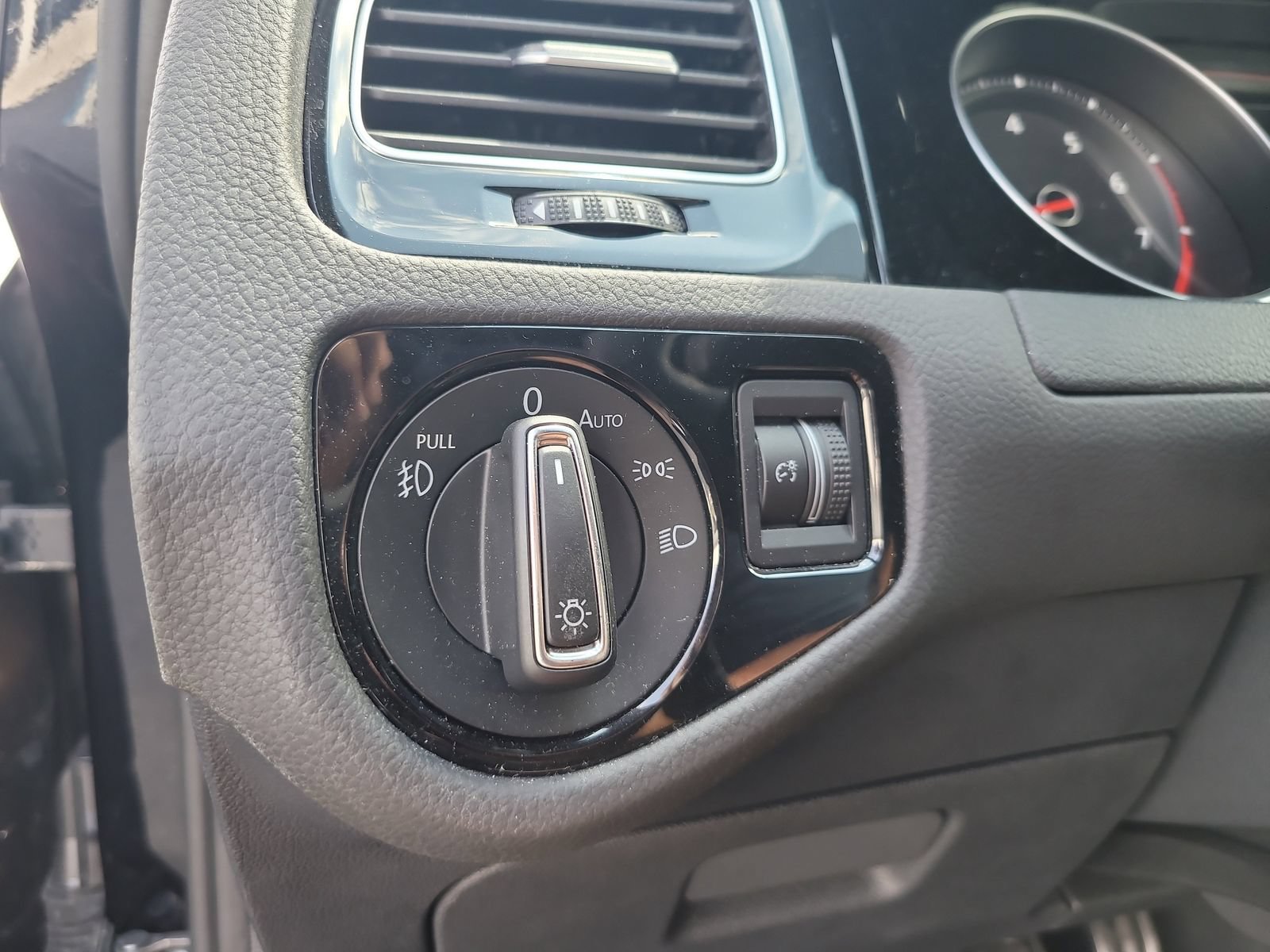 Used 2021 Volkswagen Golf 4-Door FWD image 31