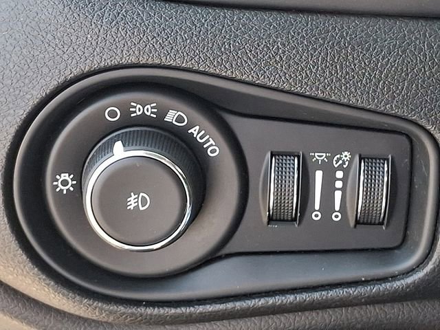 Used 2020 Jeep Renegade Latitude AWD/4WD image 23