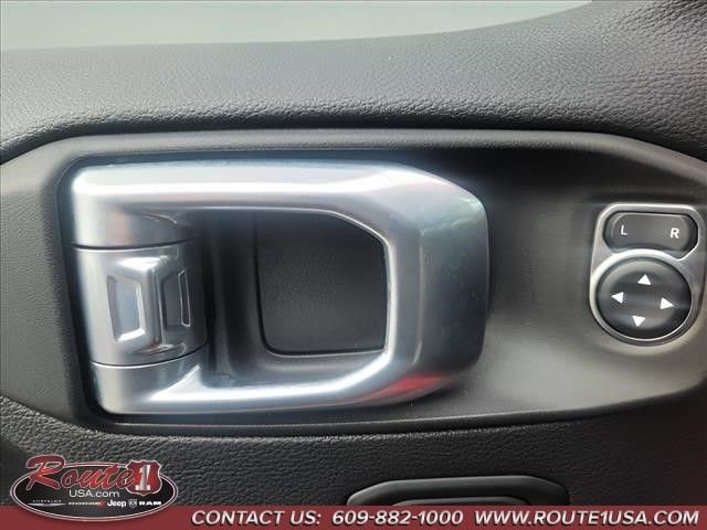 Used 2022 Jeep Wrangler Unlimited Sahara AWD/4WD image 30