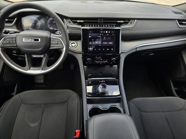 Used 2025 Jeep Grand Cherokee L Laredo RWD image 11