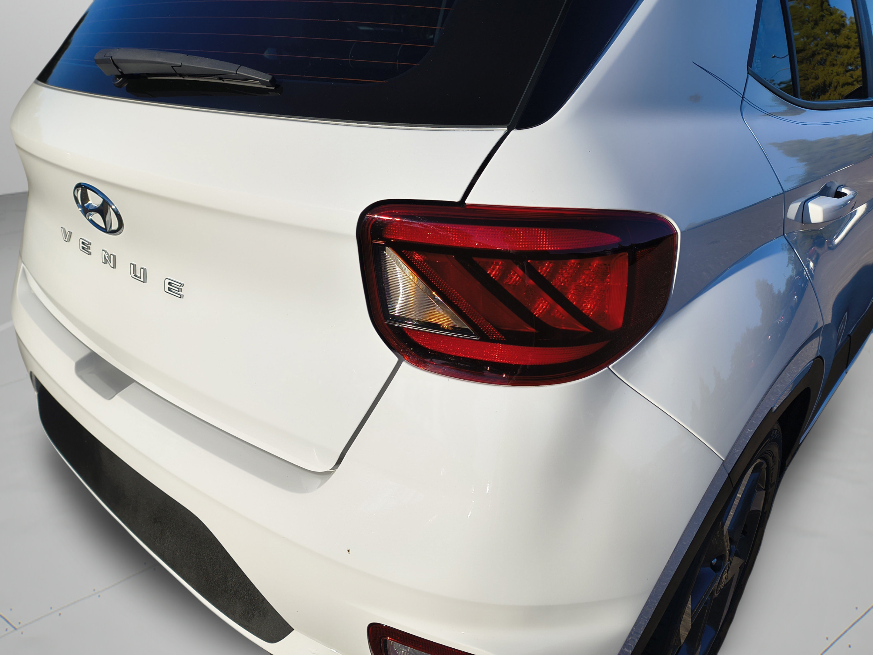Certified 2023 Hyundai Venue Limited FWD image 30