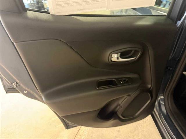 Certified 2022 Jeep Renegade Latitude w/ Convenience Group AWD/4WD image 23