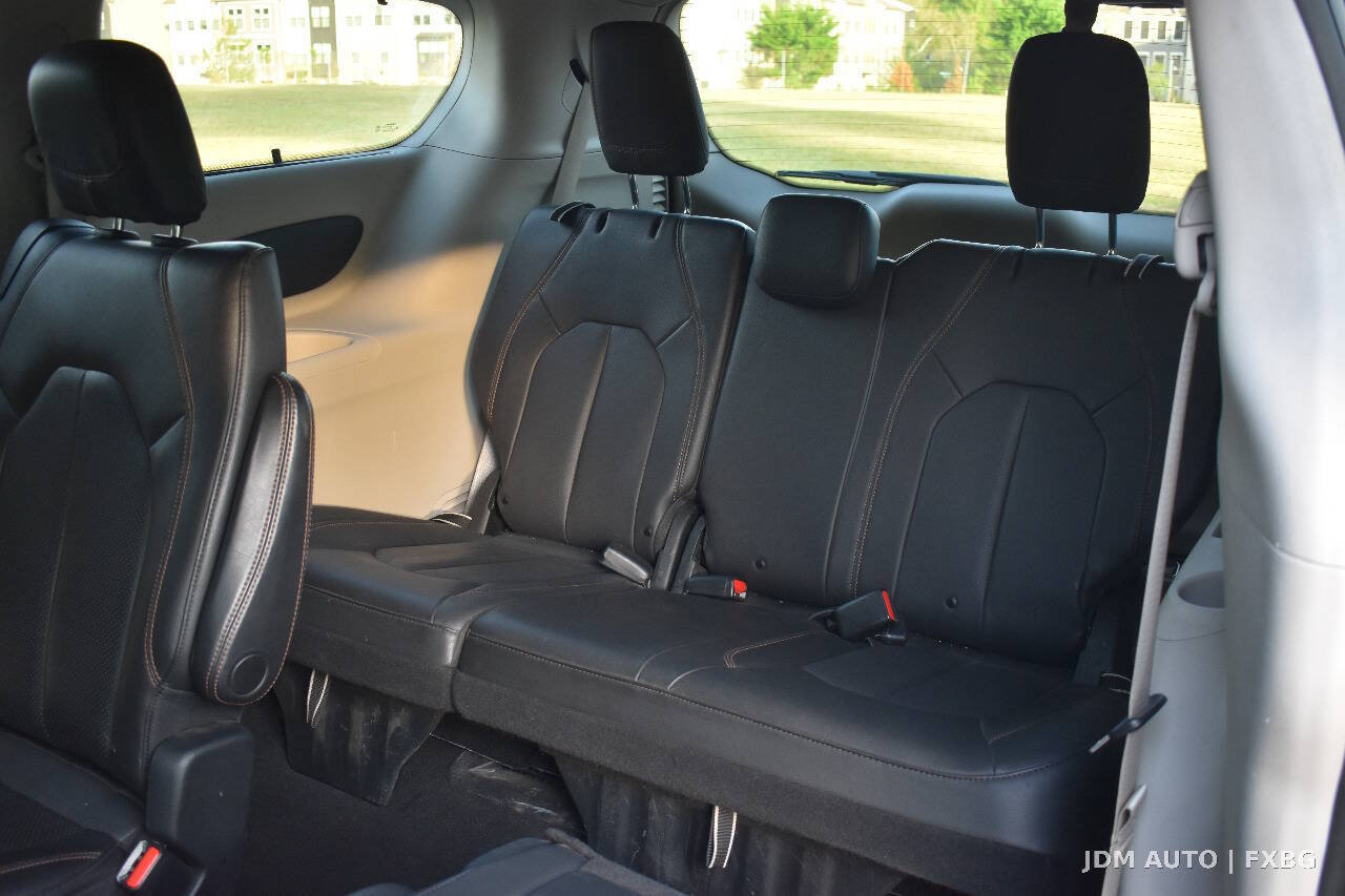 Used 2020 Chrysler Pacifica Touring-L FWD image 14