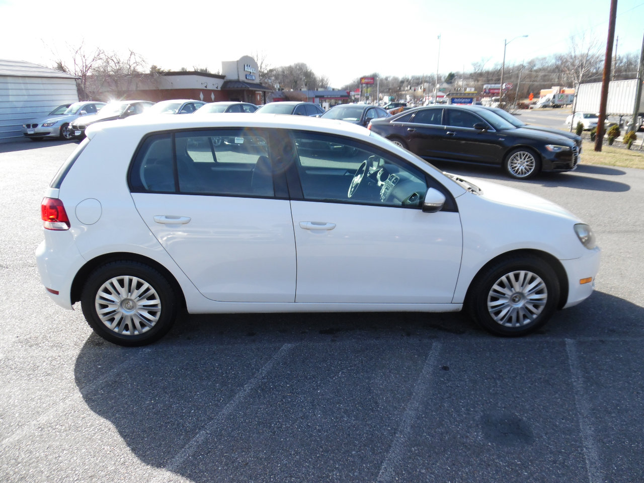 Used 2010 Volkswagen Golf 4-Door image 6