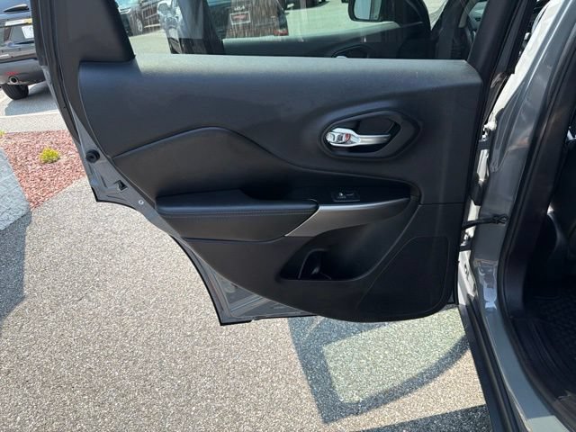 Used 2019 Jeep Cherokee Latitude Plus w/ Cold Weather Group AWD/4WD image 14
