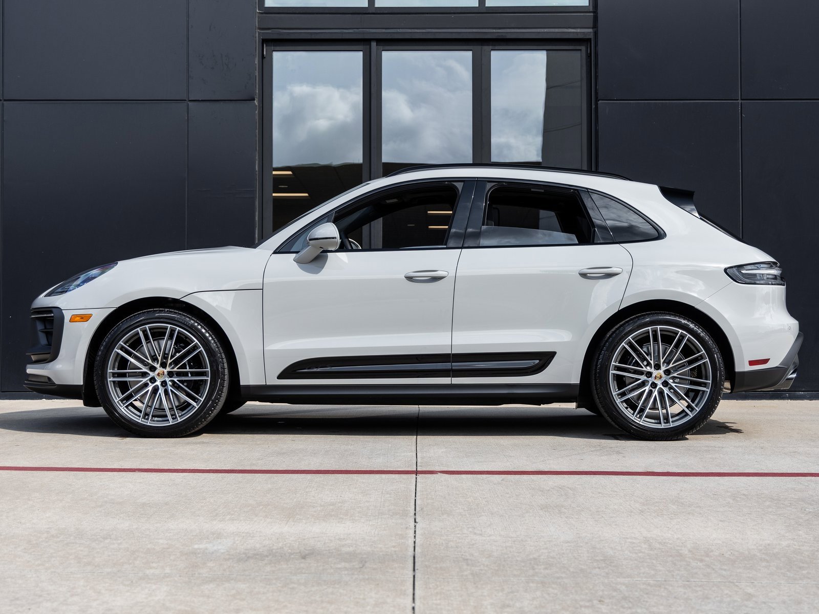 New 2026 Porsche Macan GTS image 2