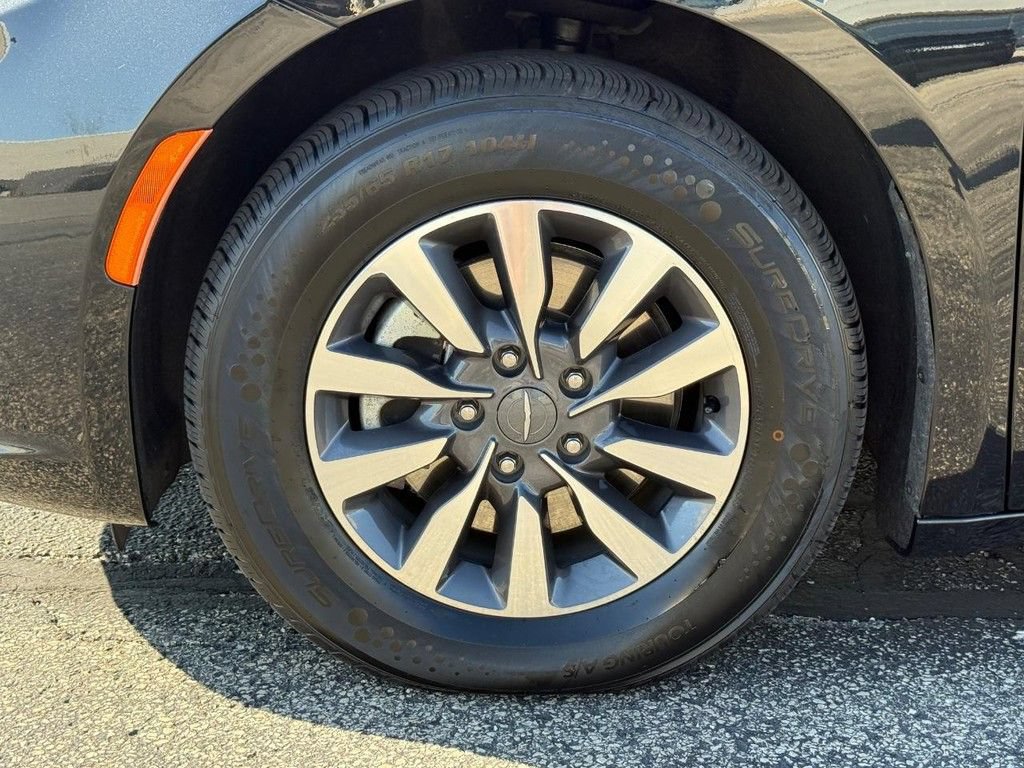 Certified 2024 Chrysler Pacifica Limited FWD image 8